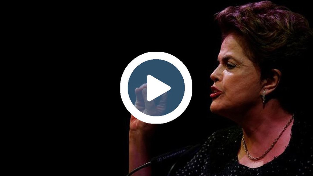 A presidente deposta Dilma Rousseff recordou nesta quarta-feira 30 a frase dita por ela há um ano, em pronunciamento após votação no Senado que consumou o processo de impeachment, tirando-a definitivamente do cargo por meio de um golpe parlamentar; "Esta história não acaba assim. Estou certa que a interrupção deste processo pelo golpe de estado não é definitiva. Nós voltaremos. Voltaremos para continuar nossa jornada rumo a um Brasil em que o povo é soberano", discursou Dilma na ocasião; hoje, em texto publicado em seu site, ela destaca que o golpe confirmado naquele dia deu "início a um período de retrocesso econômico, violência política e destruição de direitos do povo brasileiro" (Foto: Gisele Federicce) A presidente deposta Dilma Rousseff recordou nesta quarta-feira 30 a frase dita por ela há um ano, em pronunciamento após votação no Senado que consumou o processo de impeachment, tirando-a definitivamente do cargo por meio de um golpe parlamentar; "Esta história não acaba assim. Estou certa que a interrupção deste processo pelo golpe de estado não é definitiva. Nós voltaremos. Voltaremos para continuar nossa jornada rumo a um Brasil em que o povo é soberano", discursou Dilma na ocasião; hoje, em texto publicado em seu site, ela destaca que o golpe confirmado naquele dia deu "início a um período de retrocesso econômico, violência política e destruição de direitos do povo brasileiro"