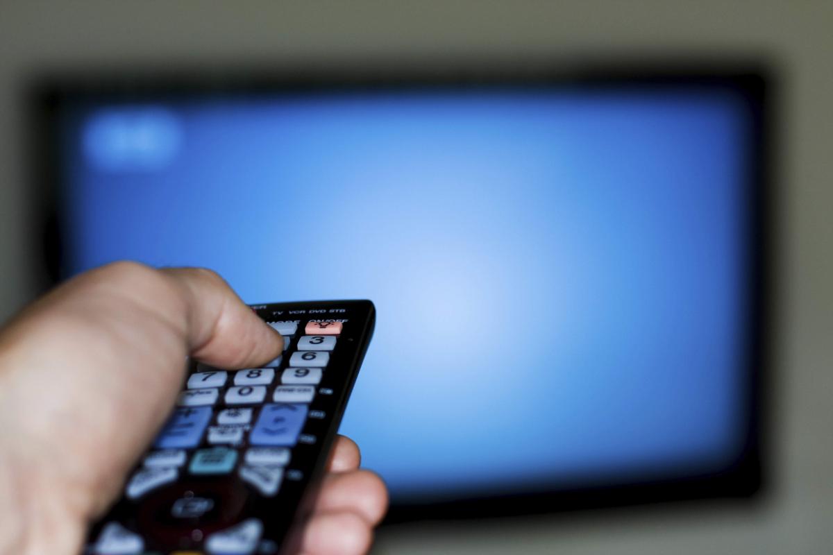 O sinal de TV analógica está previsto para ser desligado no dia 27 de setembro em Salvador e mais 19 cidades da Região Metropolitana; no entanto, a data somente será cumprida se o índice de famílias com a tecnologia digitar alcançar 93%; atualmente, 86% das residências da Grande Salvador já têm o sinal, segundo a Agência Nacional de Telecomunicações (Anatel); "O ideal é que seja 100%, mas ao menos 93% dos domicílios têm de estar aptos para receber o sinal digital. As emissoras se prepararam e investiram para essa transição. Alguns luares no país nem têm o sinal digital no ar, tudo é a partir de um cronograma", disse o presidente da Anatel, Juarez Quadros, em entrevista coletiva nesta quarta-feira em Salvador (Foto: Romulo Faro) O sinal de TV analógica está previsto para ser desligado no dia 27 de setembro em Salvador e mais 19 cidades da Região Metropolitana; no entanto, a data somente será cumprida se o índice de famílias com a tecnologia digitar alcançar 93%; atualmente, 86% das residências da Grande Salvador já têm o sinal, segundo a Agência Nacional de Telecomunicações (Anatel); "O ideal é que seja 100%, mas ao menos 93% dos domicílios têm de estar aptos para receber o sinal digital. As emissoras se prepararam e investiram para essa transição. Alguns luares no país nem têm o sinal digital no ar, tudo é a partir de um cronograma", disse o presidente da Anatel, Juarez Quadros, em entrevista coletiva nesta quarta-feira em Salvador