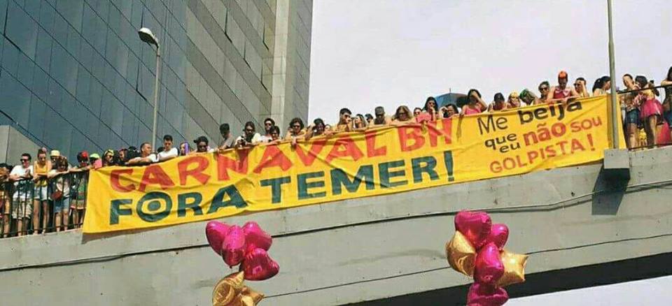 Somente um dos (pelo menos) seis blocos que puxam o #ForaTemer em Belo Horizonte distribuirá mais de mil adesivos nestes dias de folia; estima-se que a campanha 'Carnaval BH Fora Temer' distribuirá cerca de 100 mil adesivos até o fim do carnaval; circula pelos blocos uma faixa de mais de 50 metros de comprimento e um estandarte de 15 metros, além de carimbos com os dizeres 'Fora Temer' para "tatuar" os foliões; "A maior festa popular do Brasil se transformando num grande grito de protesto e indignação contra Temer e sua camarilha golpista", analisa o cientista social e professor da PUC Minas Robson Sávio; no vídeo, o grito de 'Fora Temer' do bloco O Síndico de Belo Horizonte (Foto: Gisele Federicce) Somente um dos (pelo menos) seis blocos que puxam o #ForaTemer em Belo Horizonte distribuirá mais de mil adesivos nestes dias de folia; estima-se que a campanha 'Carnaval BH Fora Temer' distribuirá cerca de 100 mil adesivos até o fim do carnaval; circula pelos blocos uma faixa de mais de 50 metros de comprimento e um estandarte de 15 metros, além de carimbos com os dizeres 'Fora Temer' para "tatuar" os foliões; "A maior festa popular do Brasil se transformando num grande grito de protesto e indignação contra Temer e sua camarilha golpista", analisa o cientista social e professor da PUC Minas Robson Sávio; no vídeo, o grito de 'Fora Temer' do bloco O Síndico de Belo Horizonte