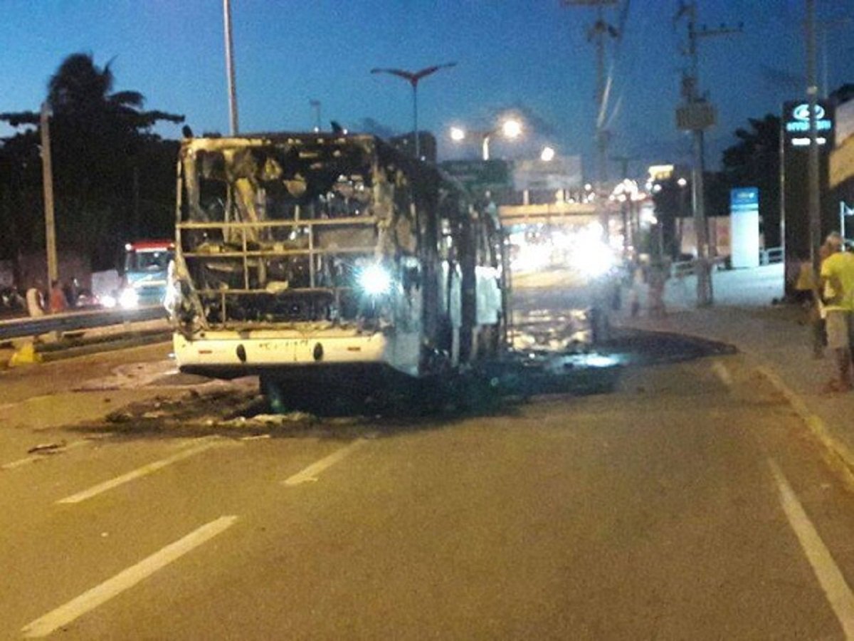 Foi registrado novo ataque à ônibus, em Fortaleza, na manhã de hoje (20). O ataque foi no bairro Vila Velha, próximo ao Conjunto Polar. O veículo incendiado fazia a linha Vila Velha/Riomar Kennedy. Também circulam informações que outro ônibus teria sido incendiado na manhã de hoje, no município de Itapiúna, na região de Baturité. O Sindicato da Empresas de Ônibus afirma, entretanto, que a circulação da frota está normalizada, em Fortaleza, apesar do ataque de hoje. Os sete terminais também estão funcionando normalmente
(Foto: Fatima 247) Foi registrado novo ataque à ônibus, em Fortaleza, na manhã de hoje (20). O ataque foi no bairro Vila Velha, próximo ao Conjunto Polar. O veículo incendiado fazia a linha Vila Velha/Riomar Kennedy. Também circulam informações que outro ônibus teria sido incendiado na manhã de hoje, no município de Itapiúna, na região de Baturité. O Sindicato da Empresas de Ônibus afirma, entretanto, que a circulação da frota está normalizada, em Fortaleza, apesar do ataque de hoje. Os sete terminais também estão funcionando normalmente