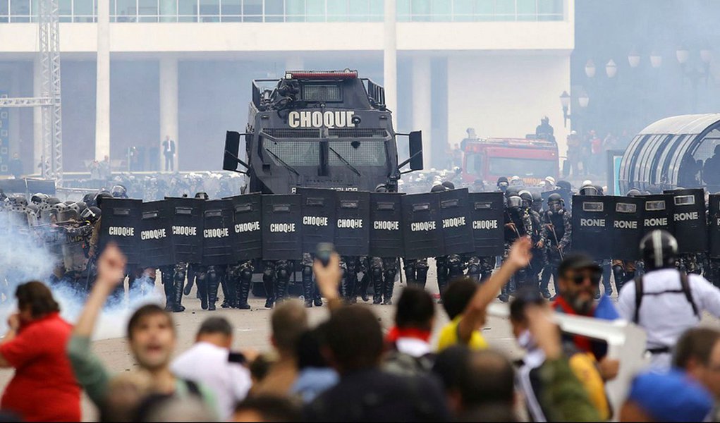 Para o Ministério Público Federal, o governador Beto Richa (PSDB) não teve responsabilidade alguma com o massacre de 213 educadores no dia 29 de abril de 2015; há quase dois anos, a Polícia Militar reprimiu violentamente manifestação de servidores que lutavam contra o confisco da poupança previdenciária, isto é, o direito de aposentar; os educadores tendem a reagir ao arquivamento da denúncia na greve que iniciarão nesta quarta-feira, dia 15, por tempo indeterminado (Foto: Leonardo Lucena) Para o Ministério Público Federal, o governador Beto Richa (PSDB) não teve responsabilidade alguma com o massacre de 213 educadores no dia 29 de abril de 2015; há quase dois anos, a Polícia Militar reprimiu violentamente manifestação de servidores que lutavam contra o confisco da poupança previdenciária, isto é, o direito de aposentar; os educadores tendem a reagir ao arquivamento da denúncia na greve que iniciarão nesta quarta-feira, dia 15, por tempo indeterminado