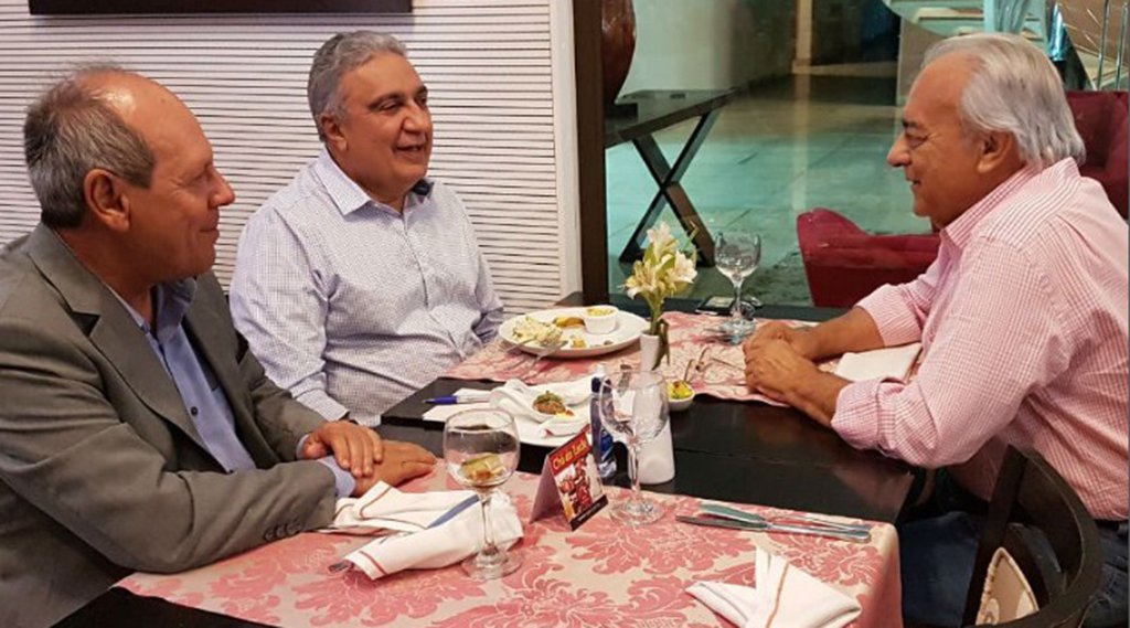 Os prefeitos das principais cidades do interior — Ronaldo Dimas(PR), de Araguaína; Laurez Moreira (PSDB), de Gurupi; e Moisés Avelino (PMDB), de Paraíso — voltaram a se reunir, em Palmas, para discutir sobre o desenvolvimento do estado. Os três decidiram que a próxima reunião será no dia 25 e ampliada; devem ser convidados mais 15 líderes, entre eles os deputados estaduais Paulo Mourão (PT) e Osires Damaso (PSC); Dimas esteve na AL-TO para acompanhar sessão sobre empréstimos que somam R$ 573 milhões e acusou a casa de fazer "manobras" e aplicar "golpe" para prejudicar a duplicação da TO-222 (Foto: Leonardo Lucena) Os prefeitos das principais cidades do interior — Ronaldo Dimas(PR), de Araguaína; Laurez Moreira (PSDB), de Gurupi; e Moisés Avelino (PMDB), de Paraíso — voltaram a se reunir, em Palmas, para discutir sobre o desenvolvimento do estado. Os três decidiram que a próxima reunião será no dia 25 e ampliada; devem ser convidados mais 15 líderes, entre eles os deputados estaduais Paulo Mourão (PT) e Osires Damaso (PSC); Dimas esteve na AL-TO para acompanhar sessão sobre empréstimos que somam R$ 573 milhões e acusou a casa de fazer "manobras" e aplicar "golpe" para prejudicar a duplicação da TO-222