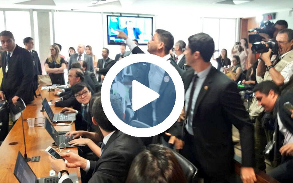 Policiais do Senado tentaram expulsar um cidadão da Comissão de Assuntos Econômicos (CAE) durante a sessão desta terça-feira 30, que discute a reforma trabalhista do governo Temer; na confusão, a senadora Vanessa Grazziotin (PCdoB-AM) chegou a ser empurrada; assista (Foto: Gisele Federicce) Policiais do Senado tentaram expulsar um cidadão da Comissão de Assuntos Econômicos (CAE) durante a sessão desta terça-feira 30, que discute a reforma trabalhista do governo Temer; na confusão, a senadora Vanessa Grazziotin (PCdoB-AM) chegou a ser empurrada; assista