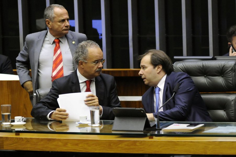 Trecho do texto sobre a reforma política, aprovada pelo Congresso permite censura a sites, sem decisão judicial, de conteúdo denunciado como "discurso de ódio, disseminação de informações falsas ou ofensa em desfavor de partido ou candidato"; segundo o texto, a publicação deverá ser suspensa "em no máximo vinte quatro horas" após a denúncia feita por qualquer usuário de internet ou rede social em canais disponibilizados pelo provedor para esse fim; proposta, aprovada nesta quinta (5), será enviada para avaliação de Michel Temer, que decidirá sobre a sanção do texto (Foto: Aquiles Lins) Trecho do texto sobre a reforma política, aprovada pelo Congresso permite censura a sites, sem decisão judicial, de conteúdo denunciado como "discurso de ódio, disseminação de informações falsas ou ofensa em desfavor de partido ou candidato"; segundo o texto, a publicação deverá ser suspensa "em no máximo vinte quatro horas" após a denúncia feita por qualquer usuário de internet ou rede social em canais disponibilizados pelo provedor para esse fim; proposta, aprovada nesta quinta (5), será enviada para avaliação de Michel Temer, que decidirá sobre a sanção do texto