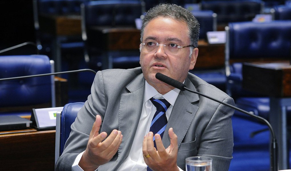 A chegada do senador do Maranhão, Roberto Rocha, ao PSDB, após ser expulso do PSB, deve causar uma verdadeira debandada no ninho tucano maranhense; cogitam sair do partido o vice-governador Carlos Brandão, o secretário de Desenvolvimento Social, Neto Evangelista, o prefeito de São José de Ribamar, Luís Fernando Silva, além de diversas lideranças políticas do Estado; Rocha foi expulso do PSB, após votações contrárias à orientação do partido, como no caso da Reforma Trabalhista de Michel Temer (Foto: Leonardo Lucena) A chegada do senador do Maranhão, Roberto Rocha, ao PSDB, após ser expulso do PSB, deve causar uma verdadeira debandada no ninho tucano maranhense; cogitam sair do partido o vice-governador Carlos Brandão, o secretário de Desenvolvimento Social, Neto Evangelista, o prefeito de São José de Ribamar, Luís Fernando Silva, além de diversas lideranças políticas do Estado; Rocha foi expulso do PSB, após votações contrárias à orientação do partido, como no caso da Reforma Trabalhista de Michel Temer