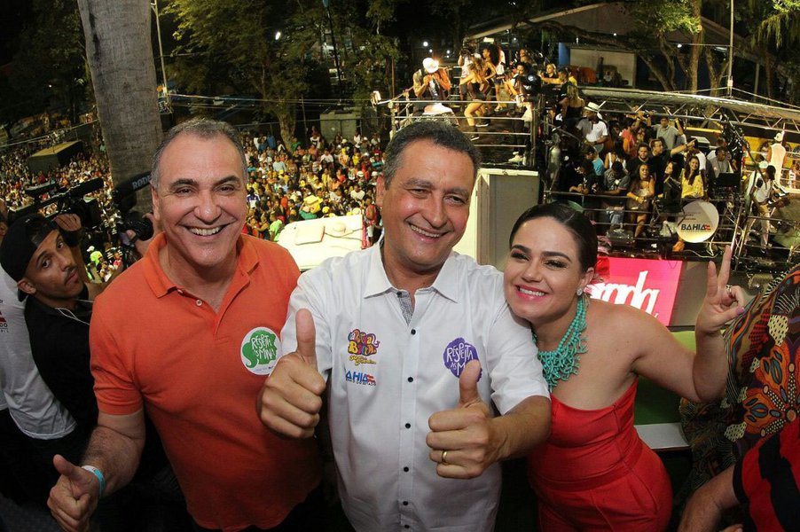 Acompanhando a abertura da programação do 'Carnaval sem Cordas', na noite desta quinta-feira (23), no Campo Grande, o governador Rui Costa disse a festa deve ser para todos; "Quero que os outros dias do Carnaval sejam a reprodução do que foi o show de Leo Santana. Esta festa linda, com a multidão acompanhando e brincando. Dá para perceber que quando não tem corda, você integra quem está na calçada com o público que está no asfalto e diminui o atrito e, consequentemente, o número das ocorrencias. O Governo do Estado investe para democratizar o Carnaval da Bahia", disse Rui (Foto: Romulo Faro) Acompanhando a abertura da programação do 'Carnaval sem Cordas', na noite desta quinta-feira (23), no Campo Grande, o governador Rui Costa disse a festa deve ser para todos; "Quero que os outros dias do Carnaval sejam a reprodução do que foi o show de Leo Santana. Esta festa linda, com a multidão acompanhando e brincando. Dá para perceber que quando não tem corda, você integra quem está na calçada com o público que está no asfalto e diminui o atrito e, consequentemente, o número das ocorrencias. O Governo do Estado investe para democratizar o Carnaval da Bahia", disse Rui