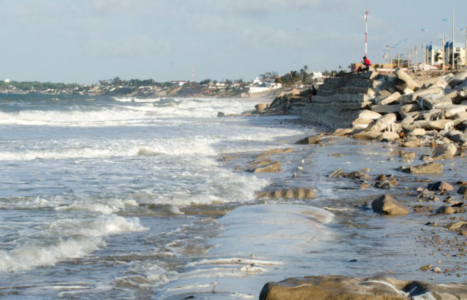 Naumi Amorim (PMB), prefeito do município de Caucaia, assina nesta segunda (10) ordem de serviço para o início das obras de contenção e recuperação da praia do Icaraí. Serão construídos 310 metros da chamada Big Bag Wall, que consiste na construção de degraus que barram o avanço do mar e, com o tempo, vão retendo a areia das ondas e reconstruindo a faixa de areia. O investimento total é de R$ 3,7 milhões (Foto: Rodrigo Rocha) Naumi Amorim (PMB), prefeito do município de Caucaia, assina nesta segunda (10) ordem de serviço para o início das obras de contenção e recuperação da praia do Icaraí. Serão construídos 310 metros da chamada Big Bag Wall, que consiste na construção de degraus que barram o avanço do mar e, com o tempo, vão retendo a areia das ondas e reconstruindo a faixa de areia. O investimento total é de R$ 3,7 milhões