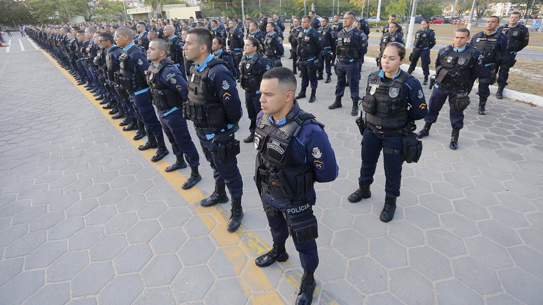 O Conselho de Segurança Pública do Ceará (Conseg-CE) defende que os poderes Legislativo e Judiciário façam licitações e contratem empresas de segurança para que os policiais militares cedidos sejam devolvidos à atividade de policiamento ostensivo; decisão foi discutida em reunião com representantes da Polícia Militar, Polícia Civil, Ministério Público do Estado e Ordem dos Advogados do Brasil, secção Ceará (OAB-CE) (Foto: Voney Malta) O Conselho de Segurança Pública do Ceará (Conseg-CE) defende que os poderes Legislativo e Judiciário façam licitações e contratem empresas de segurança para que os policiais militares cedidos sejam devolvidos à atividade de policiamento ostensivo; decisão foi discutida em reunião com representantes da Polícia Militar, Polícia Civil, Ministério Público do Estado e Ordem dos Advogados do Brasil, secção Ceará (OAB-CE)