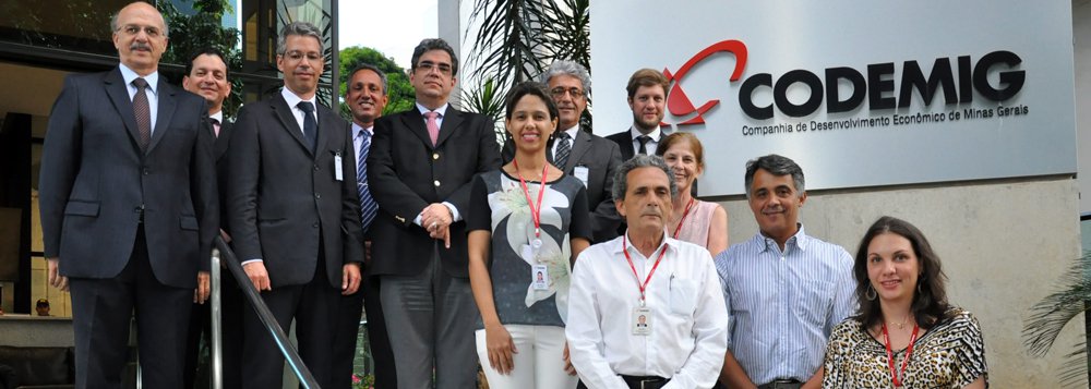 O governo de Minas Gerais, por meio da Companhia de Desenvolvimento Econômico de Minas Gerais (Codemig), assinou protocolo de intenções com o Sindicato da Indústria da Construção Civil de Minas Gerais (Sinduscon), e o Sistema Fiemg, que congrega a Federação das Indústrias do Estado de Minas Gerais (Fiemg), o Serviço Social da Indústria (Sesi-MG), o Serviço Nacional de Aprendizagem Industrial (Senai-MG) e o Instituto Euvaldo Lodi (IEL); o protocolo prevê uma série de medidas em prol do desenvolvimento de cidades mineiras; O valor estimado do investimento nas ações previstas é de R$ 1 milhão (Foto: Leonardo Lucena) O governo de Minas Gerais, por meio da Companhia de Desenvolvimento Econômico de Minas Gerais (Codemig), assinou protocolo de intenções com o Sindicato da Indústria da Construção Civil de Minas Gerais (Sinduscon), e o Sistema Fiemg, que congrega a Federação das Indústrias do Estado de Minas Gerais (Fiemg), o Serviço Social da Indústria (Sesi-MG), o Serviço Nacional de Aprendizagem Industrial (Senai-MG) e o Instituto Euvaldo Lodi (IEL); o protocolo prevê uma série de medidas em prol do desenvolvimento de cidades mineiras; O valor estimado do investimento nas ações previstas é de R$ 1 milhão