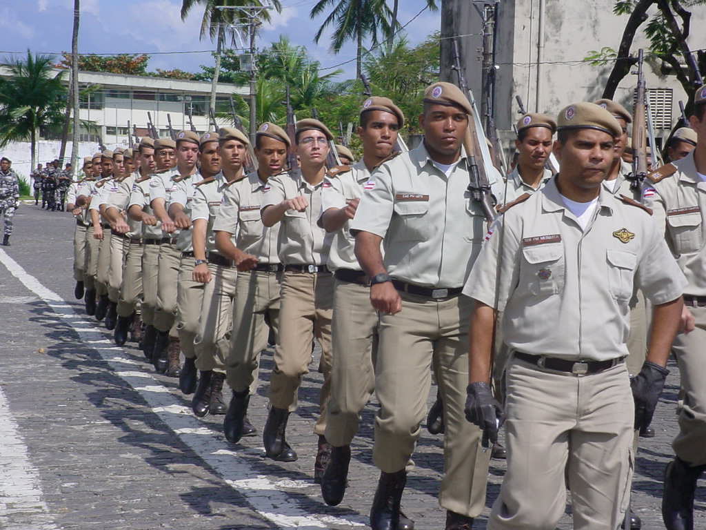 A Polícia Militar da Bahia teve reajuste salarial de 65% nos últimos cinco anos, segundo dados da Secretaria da Administração do Estado (Saeb). Entre 2012 e 2017, a remuneração básica de um soldado saltou de R$ 2.326,96 para R$ 3.845,15; 'Este avanço é fruto de uma política estadual de valorização dos policiais militares, que receberam promoções, por meio da Gratificação de Atividade Policial Militar (GAP), e reajustes lineares nos últimos cinco anos', diz o governo do Estado em nota (Foto: Romulo Faro) A Polícia Militar da Bahia teve reajuste salarial de 65% nos últimos cinco anos, segundo dados da Secretaria da Administração do Estado (Saeb). Entre 2012 e 2017, a remuneração básica de um soldado saltou de R$ 2.326,96 para R$ 3.845,15; 'Este avanço é fruto de uma política estadual de valorização dos policiais militares, que receberam promoções, por meio da Gratificação de Atividade Policial Militar (GAP), e reajustes lineares nos últimos cinco anos', diz o governo do Estado em nota