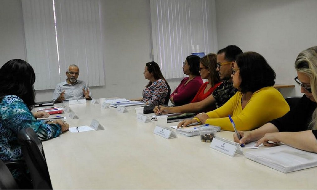 O prefeito Edvaldo Nogueira reuniu a equipe diretiva da Secretaria Municipal da Saúde, para tratar do andamento das atividades na pasta; participaram do encontro a secretária interina da Saúde, Waneska Barboza, e diretores e coordenadores de rede da secretaria; “Foi uma reunião muito positiva, pois dialogamos sobre o trabalho da secretaria e da importância de manter o planejamento já estabelecido. Reafirmei nosso compromisso em melhorar a prestação do serviço de saúde ao cidadão aracajuano. Apresentamos a secretária interina, Waneska Barboza, ao conjunto da equipe e pedimos o envolvimento ainda maior de todos. Nosso foco está na continuidade do trabalho, para evitar problemas e dar prosseguimento ao que vem sendo planejado”, afirmou Edvaldo (Foto: José Barbacena) O prefeito Edvaldo Nogueira reuniu a equipe diretiva da Secretaria Municipal da Saúde, para tratar do andamento das atividades na pasta; participaram do encontro a secretária interina da Saúde, Waneska Barboza, e diretores e coordenadores de rede da secretaria; “Foi uma reunião muito positiva, pois dialogamos sobre o trabalho da secretaria e da importância de manter o planejamento já estabelecido. Reafirmei nosso compromisso em melhorar a prestação do serviço de saúde ao cidadão aracajuano. Apresentamos a secretária interina, Waneska Barboza, ao conjunto da equipe e pedimos o envolvimento ainda maior de todos. Nosso foco está na continuidade do trabalho, para evitar problemas e dar prosseguimento ao que vem sendo planejado”, afirmou Edvaldo