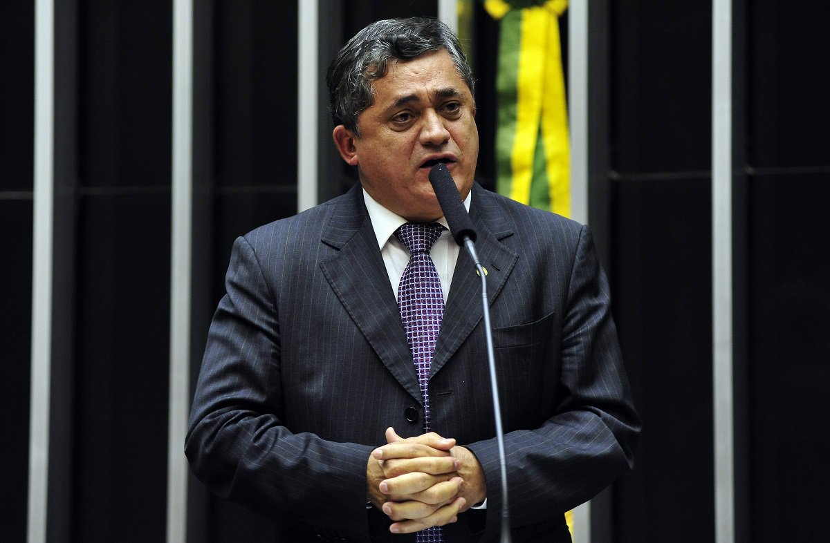 O deputado federal José Guimarães (PT-CE), líder da minoria, afirmou que as prioridades da discussão sobre a reforma política são a mudança do sistema eleitoral, com a criação do chamado distritão e o financiamento público de campanha. Ele informou que a bancada petista deve realizar uma reunião, na manhã de hoje (22), para debater os pontos mais polêmicos da reforma. O assunto vai dominar as discussões, no Plenário da Câmara, a partir desta terça-feira. Para que as mudanças da legislação passem a valer já nas eleições de 2018, precisam ser aprovadas até a primeira semana de outubro (Foto: Fatima 247) O deputado federal José Guimarães (PT-CE), líder da minoria, afirmou que as prioridades da discussão sobre a reforma política são a mudança do sistema eleitoral, com a criação do chamado distritão e o financiamento público de campanha. Ele informou que a bancada petista deve realizar uma reunião, na manhã de hoje (22), para debater os pontos mais polêmicos da reforma. O assunto vai dominar as discussões, no Plenário da Câmara, a partir desta terça-feira. Para que as mudanças da legislação passem a valer já nas eleições de 2018, precisam ser aprovadas até a primeira semana de outubro