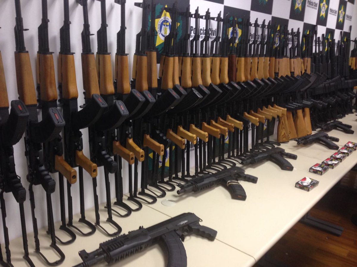 Investigação da Polícia Civil do Rio de Janeiro revela que uma empresa localizada em Alagoas é uma das responsáveis pela importação ilegal de fuzis entre os Estados Unidos e o Brasil; armas foram apreendidas no Aeroporto Internacional do Rio e seriam distribuídas para traficantes das comunidades cariocas (Foto: Voney Malta) Investigação da Polícia Civil do Rio de Janeiro revela que uma empresa localizada em Alagoas é uma das responsáveis pela importação ilegal de fuzis entre os Estados Unidos e o Brasil; armas foram apreendidas no Aeroporto Internacional do Rio e seriam distribuídas para traficantes das comunidades cariocas