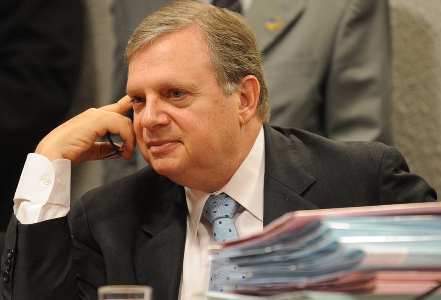 O PSDB decidiu pela manutenção do senador cearense Tasso Jereissati no comando interino do partido. O anúncio foi feito nesta quinta (3), pelo senador Aécio Neves (MG), licenciado do cargo de presidente nacional do partido desde que foi citado nas delações da JBS. Após reunião com a cúpula tucana, Jereissati afirmou que o PSDB continuará apoiando as reformas defendidas pelo governo Michel Temer e que “não faz questão” de cargos. “O partido não faz questão desses ministérios, e isso em nada muda nossa posição quanto à votação dos projetos necessários ao País” (Foto: Rodrigo Rocha) O PSDB decidiu pela manutenção do senador cearense Tasso Jereissati no comando interino do partido. O anúncio foi feito nesta quinta (3), pelo senador Aécio Neves (MG), licenciado do cargo de presidente nacional do partido desde que foi citado nas delações da JBS. Após reunião com a cúpula tucana, Jereissati afirmou que o PSDB continuará apoiando as reformas defendidas pelo governo Michel Temer e que “não faz questão” de cargos. “O partido não faz questão desses ministérios, e isso em nada muda nossa posição quanto à votação dos projetos necessários ao País”