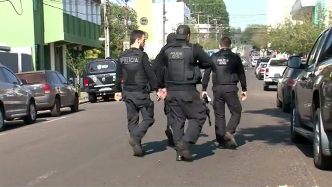 A Justiça prorrogou por mais cinco dias a prisão temporária de sete investigados na Operação Hígia, deflagrada e que apura um suposto esquema de desvio de recursos e fraudes em licitação na área da saúde em Pato Branco, no sudoeste do Paraná; de acordo com o delegado Niomar Manfrin, foram ouvidas mais de 40 pessoas e outras devem ser convocadas para prestar depoimento; entre os que tiveram prisão prorrogada, estão o ex-secretário de Administração e Finanças Vanderlei Crestani, e o vereador Marco Pozza (Foto: Leonardo Lucena) A Justiça prorrogou por mais cinco dias a prisão temporária de sete investigados na Operação Hígia, deflagrada e que apura um suposto esquema de desvio de recursos e fraudes em licitação na área da saúde em Pato Branco, no sudoeste do Paraná; de acordo com o delegado Niomar Manfrin, foram ouvidas mais de 40 pessoas e outras devem ser convocadas para prestar depoimento; entre os que tiveram prisão prorrogada, estão o ex-secretário de Administração e Finanças Vanderlei Crestani, e o vereador Marco Pozza