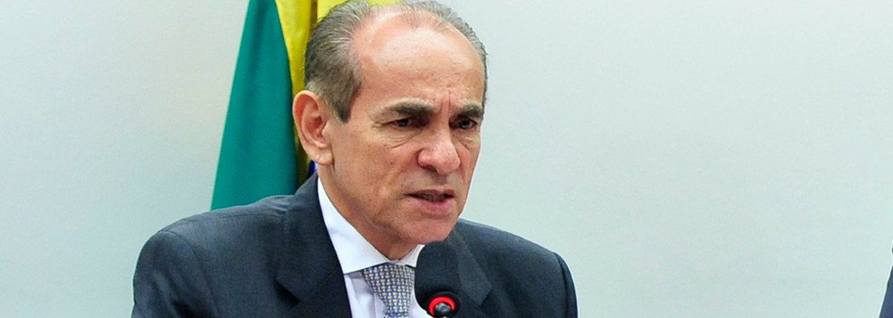 Ao contrário de outros caciques peemedebistas do Piauí, que "mergulharam" esquivando-se de comentar o escândalo que abalou Brasília e ameaça o derrubar governo Temer – depois do "grampo" feito pelo dono do Grupo JBS, empresário Joesley Batista -, o presidente do PMDB, deputado federal Marcelo Castro, considera "difícil" a situação de Michel Temer; "Se meu querido e falecido pai estivesse lá, minha postura seria essa....a lei é para todos, desde o mais humilde dos brasileiros até ao presidente da República. Quem estiver fora da lei não tem conversa tem que ir para os rigores da lei", jura (Foto: Leonardo Lucena) Ao contrário de outros caciques peemedebistas do Piauí, que "mergulharam" esquivando-se de comentar o escândalo que abalou Brasília e ameaça o derrubar governo Temer – depois do "grampo" feito pelo dono do Grupo JBS, empresário Joesley Batista -, o presidente do PMDB, deputado federal Marcelo Castro, considera "difícil" a situação de Michel Temer; "Se meu querido e falecido pai estivesse lá, minha postura seria essa....a lei é para todos, desde o mais humilde dos brasileiros até ao presidente da República. Quem estiver fora da lei não tem conversa tem que ir para os rigores da lei", jura
