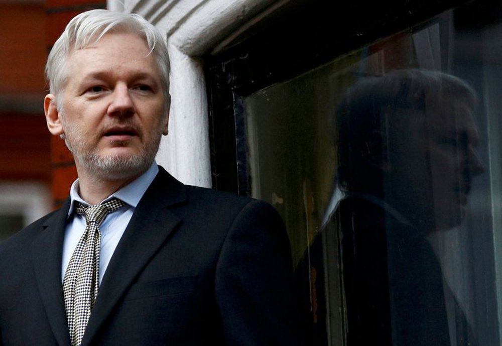 Fundador do WikiLeaks, Julian Assange, afirmou nesta quinta-feira, 9, que a iniciativa é para permitir que as empresas consertem falhas em seus programas que permitem espionagem pela Agência Central de Inteligência dos Estados Unidos (CIA); "Considerando o que pensamos ser a melhor maneira de proceder e ouvindo os pedidos de alguns dos fabricantes, decidimos trabalhar com eles para lhes dar acesso exclusivo a detalhes técnicos adicionais que temos para que os consertos possam ser desenvolvidos e implantados, de forma que as pessoas possam ficar protegidas", disse Assange durante uma coletiva de imprensa transmitida via Facebook (Foto: Aquiles Lins) Fundador do WikiLeaks, Julian Assange, afirmou nesta quinta-feira, 9, que a iniciativa é para permitir que as empresas consertem falhas em seus programas que permitem espionagem pela Agência Central de Inteligência dos Estados Unidos (CIA); "Considerando o que pensamos ser a melhor maneira de proceder e ouvindo os pedidos de alguns dos fabricantes, decidimos trabalhar com eles para lhes dar acesso exclusivo a detalhes técnicos adicionais que temos para que os consertos possam ser desenvolvidos e implantados, de forma que as pessoas possam ficar protegidas", disse Assange durante uma coletiva de imprensa transmitida via Facebook