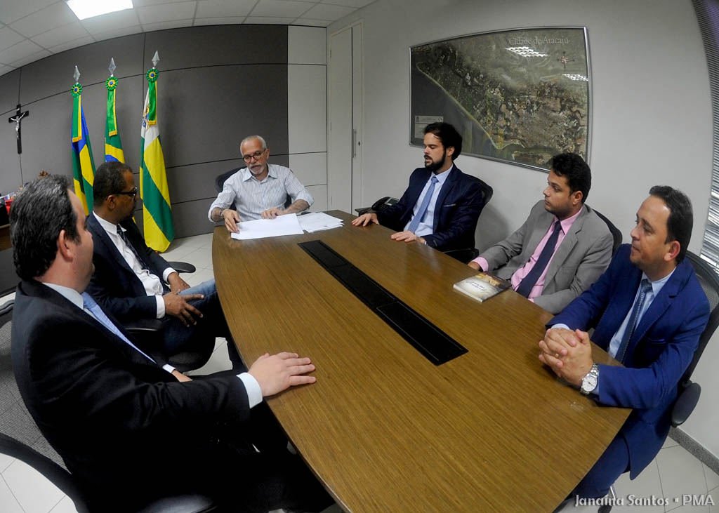 O prefeito de Aracaju, Edvaldo Nogueira (PCdoB) anunciou a sanção de três novas leis para atualizar e desburocratizar os serviços da Secretaria da Fazenda da cidade; a primeira permitirá ao município cobrar o Imposto Sobre Serviço (ISS) de algumas atividades cujo recolhimento estava centralizado em “paraísos fiscais”; o segundo projeto trata sobre a Substituição Tributária; já o terceiro projeto de lei trata da comunicação eletrônica entre a Secretaria Municipal da Fazenda e os contribuintes, instituindo o domicílio eletrônico (Foto: Charles Nisz) O prefeito de Aracaju, Edvaldo Nogueira (PCdoB) anunciou a sanção de três novas leis para atualizar e desburocratizar os serviços da Secretaria da Fazenda da cidade; a primeira permitirá ao município cobrar o Imposto Sobre Serviço (ISS) de algumas atividades cujo recolhimento estava centralizado em “paraísos fiscais”; o segundo projeto trata sobre a Substituição Tributária; já o terceiro projeto de lei trata da comunicação eletrônica entre a Secretaria Municipal da Fazenda e os contribuintes, instituindo o domicílio eletrônico