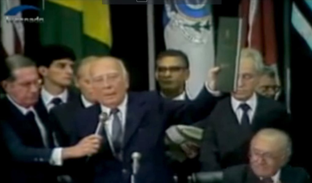Nesta quinta-feira, 5, dia em que se comemora os 29 anos da Constituição Federal de 1988, vale a pena resgatar o discurso do ex-deputado Ulysses Guimarães, do PMDB, então presidente da Assembleia Nacional Constituinte, ao promulgar a "Constituição Cidadã"; "Traidor da Constituição é traidor da Pátria. Conhecemos o caminho maldito: rasgar a Constituição, trancar as portas do Parlamento, garrotear a liberdade, mandar os patriotas para a cadeia, o exílio, o cemitério", disse Guimarães; segundo ele, "a persistência da Constituição é a sobrevivência da democracia. Quando, após tantos anos de lutas e sacrifícios, promulgamos o estatuto do homem, da liberdade e da democracia, bradamos por imposição de sua honra: temos ódio à ditadura. Ódio e nojo" (Foto: Aquiles Lins) Nesta quinta-feira, 5, dia em que se comemora os 29 anos da Constituição Federal de 1988, vale a pena resgatar o discurso do ex-deputado Ulysses Guimarães, do PMDB, então presidente da Assembleia Nacional Constituinte, ao promulgar a "Constituição Cidadã"; "Traidor da Constituição é traidor da Pátria. Conhecemos o caminho maldito: rasgar a Constituição, trancar as portas do Parlamento, garrotear a liberdade, mandar os patriotas para a cadeia, o exílio, o cemitério", disse Guimarães; segundo ele, "a persistência da Constituição é a sobrevivência da democracia. Quando, após tantos anos de lutas e sacrifícios, promulgamos o estatuto do homem, da liberdade e da democracia, bradamos por imposição de sua honra: temos ódio à ditadura. Ódio e nojo"