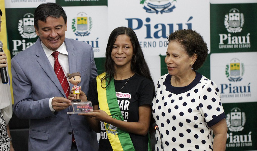 A estudante Andréia de Sousa Eugênio foi empossada governadora do Piauí por um dia; iniciativa é parte da campanha #MeninasOcupam, que tem a finalidade de apoiar a causa do empoderamento das meninas e a igualdade de gênero; “O melhor de tudo isso é a forma que ela está lidando com as dificuldades e observar uma jovem de 15 anos governar mais de 3 milhões de pessoas. No primeiro mandato da Andréia, ela organizou uma campanha de combate pela violência contra a mulher, que resultou na imensa campanha da Massinha e agora, nesse segundo mandato, ela tem projetos para a comunidade rural, biblioteca e sistemas de abastecimento de água”, elogiou o governador Wellington Dias (Foto: Voney Malta) A estudante Andréia de Sousa Eugênio foi empossada governadora do Piauí por um dia; iniciativa é parte da campanha #MeninasOcupam, que tem a finalidade de apoiar a causa do empoderamento das meninas e a igualdade de gênero; “O melhor de tudo isso é a forma que ela está lidando com as dificuldades e observar uma jovem de 15 anos governar mais de 3 milhões de pessoas. No primeiro mandato da Andréia, ela organizou uma campanha de combate pela violência contra a mulher, que resultou na imensa campanha da Massinha e agora, nesse segundo mandato, ela tem projetos para a comunidade rural, biblioteca e sistemas de abastecimento de água”, elogiou o governador Wellington Dias
