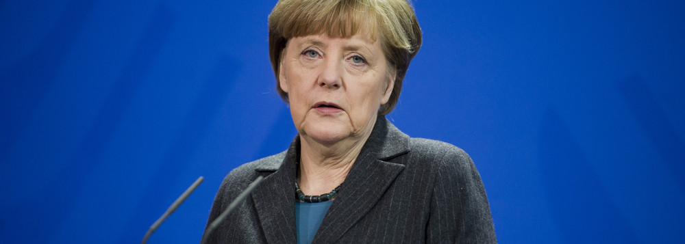 German Chancellor Angela Merkel addresses the media during a joint press conference as part of a meeting with Prime Minister of Singapore Lee Hsien Loong at the chancellery in Berlin, Germany, Tuesday, Feb. 3, 2015. (AP Photo/Steffi Loos) (Foto: Leonardo Lucena) German Chancellor Angela Merkel addresses the media during a joint press conference as part of a meeting with Prime Minister of Singapore Lee Hsien Loong at the chancellery in Berlin, Germany, Tuesday, Feb. 3, 2015. (AP Photo/Steffi Loos)