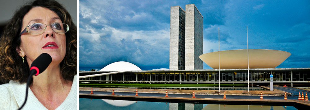 "Ninguém espera surpresas na votação desta quarta em que a Câmara deverá enterrar a segunda denúncia contra Michel Temer. Mas o tamanho da vitória do Planalto será decisivo para o rearranjo das forças do campo da centro-direita para 2018", avalia a jornalista; "Vai ficar claro, por exemplo, se os partidos hoje aliados do governo terão condições de marchar juntos ou se vão se dividir em candidaturas presidenciais concorrentes", afirma (Foto: Gisele Federicce) "Ninguém espera surpresas na votação desta quarta em que a Câmara deverá enterrar a segunda denúncia contra Michel Temer. Mas o tamanho da vitória do Planalto será decisivo para o rearranjo das forças do campo da centro-direita para 2018", avalia a jornalista; "Vai ficar claro, por exemplo, se os partidos hoje aliados do governo terão condições de marchar juntos ou se vão se dividir em candidaturas presidenciais concorrentes", afirma