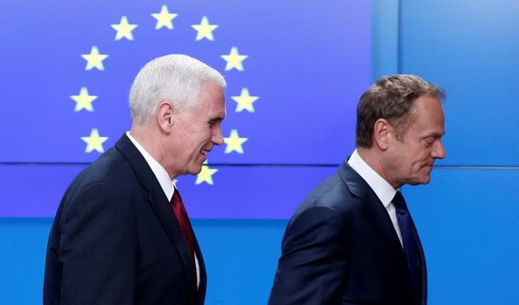 Vice-presidente dos Estados Unidos, Mike Pence, disse a autoridades de alto escalão da União Europeia nesta segunda-feira que o governo do presidente dos EUA, Donald Trump, está buscando maneiras de "aprofundar nossas relações" com a UE; Trump alarmou os líderes da UE ao apoiar a decisão britânica de deixar o bloco e ao sugerir no mês passado que outros países fariam o mesmo; Pence passou o fim de semana na Alemanha buscando assegurar os europeus que Trump está comprometido com a Otan, mas não conseguiu convencer a todos (Foto: Aquiles Lins) Vice-presidente dos Estados Unidos, Mike Pence, disse a autoridades de alto escalão da União Europeia nesta segunda-feira que o governo do presidente dos EUA, Donald Trump, está buscando maneiras de "aprofundar nossas relações" com a UE; Trump alarmou os líderes da UE ao apoiar a decisão britânica de deixar o bloco e ao sugerir no mês passado que outros países fariam o mesmo; Pence passou o fim de semana na Alemanha buscando assegurar os europeus que Trump está comprometido com a Otan, mas não conseguiu convencer a todos