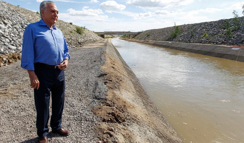 Licitação promovida pelo Ministério da Integração Nacional para a conclusão das obras da transposição do Rio São Francisco, que estavam sob responsabilidade da empreiteira Mendes Júnior, foi vencida pelo consórcio formado pelas construtoras Emsa e Sitom; consórcio, contudo, apresentou um preço cerca de R$ 76,7 milhões maior que as duas outras propostas financeiras, desabilitadas por supostamente não cumprirem as exigências do edital; na semana passada, Michel Temer esteve no Nordeste para inaugurar um trecho da transposição e tentar se apropriar da paternidade do projeto, idealizado no governo Lula (Foto: Paulo Emílio) Licitação promovida pelo Ministério da Integração Nacional para a conclusão das obras da transposição do Rio São Francisco, que estavam sob responsabilidade da empreiteira Mendes Júnior, foi vencida pelo consórcio formado pelas construtoras Emsa e Sitom; consórcio, contudo, apresentou um preço cerca de R$ 76,7 milhões maior que as duas outras propostas financeiras, desabilitadas por supostamente não cumprirem as exigências do edital; na semana passada, Michel Temer esteve no Nordeste para inaugurar um trecho da transposição e tentar se apropriar da paternidade do projeto, idealizado no governo Lula