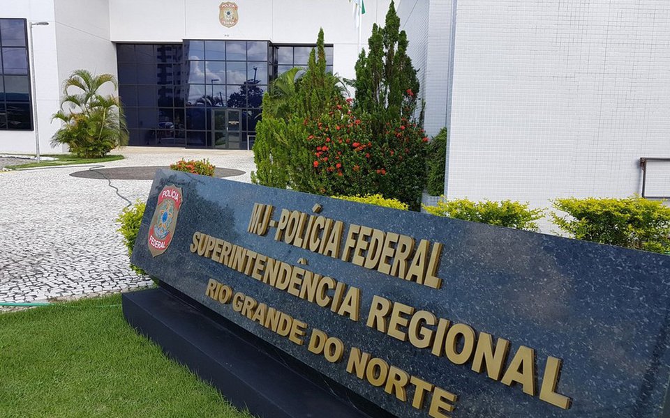 Polícia Federal e o Ministério Público Federal no Rio Grande do Norte deflagraram nesta quarta-feira (30) uma operação, cujo alvo é um grupo que articularia a compra e venda de votos de magistrados membros de um turma do Tribunal Regional Federal da 5ª Região (TRF5); Operação Alcmeon cumpre mandados nas cidades de Natal, Mossoró (RN) e Recife; grupo seria formado por advogados e um ex-desembargador, que intermediariam a venda de votos em sentenças criminais para a libertação de presos, atenuantes de pena e liberação de bens apreendidos; em nota divulgada pela corporação, a PF cita o caso de um ex-prefeito que teve a pena reduzida de 28 anos de prisão para dois anos e oito meses (Foto: Aquiles Lins) Polícia Federal e o Ministério Público Federal no Rio Grande do Norte deflagraram nesta quarta-feira (30) uma operação, cujo alvo é um grupo que articularia a compra e venda de votos de magistrados membros de um turma do Tribunal Regional Federal da 5ª Região (TRF5); Operação Alcmeon cumpre mandados nas cidades de Natal, Mossoró (RN) e Recife; grupo seria formado por advogados e um ex-desembargador, que intermediariam a venda de votos em sentenças criminais para a libertação de presos, atenuantes de pena e liberação de bens apreendidos; em nota divulgada pela corporação, a PF cita o caso de um ex-prefeito que teve a pena reduzida de 28 anos de prisão para dois anos e oito meses