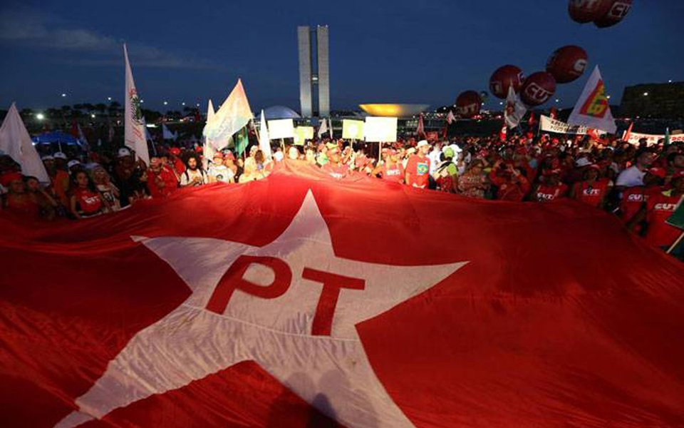 Debate servirá de base para a elaboração do programa de governo do Partido dos Trabalhadores para as eleições de 2018. Pela primeira vez, todos os cidadãos, e não apenas os filiados ao partido, são convidados a participar de forma ativa na elaboração das políticas públicas que irão determinar a vida do país (Foto: José Guimarães) Debate servirá de base para a elaboração do programa de governo do Partido dos Trabalhadores para as eleições de 2018. Pela primeira vez, todos os cidadãos, e não apenas os filiados ao partido, são convidados a participar de forma ativa na elaboração das políticas públicas que irão determinar a vida do país