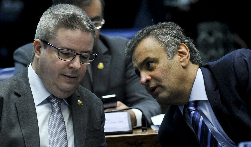 "Faz uma defesa da minha trajetória", pediu o senador Aécio Neves via WhatsApp ao aliado tucano Antonio Anastasia; a recomendação foi feita na última terça-feira, quando o Senado livrou Aécio do afastamento do mandato e do recolhimento noturno, retirando medidas que haviam sido impostas pelo STF (Foto: Gisele Federicce) "Faz uma defesa da minha trajetória", pediu o senador Aécio Neves via WhatsApp ao aliado tucano Antonio Anastasia; a recomendação foi feita na última terça-feira, quando o Senado livrou Aécio do afastamento do mandato e do recolhimento noturno, retirando medidas que haviam sido impostas pelo STF