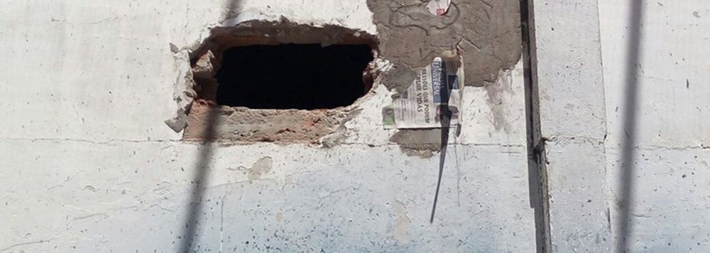 A Polícia Militar capturou um dos presos que fugiu da Penitenciária Regional Luis Gonzaga Rebelo, em Esperantina, a 174 km ao Norte de Teresina; quatro dos 11 presidiários que fugiram da unidade foram recapturados; essa foi a terceira fuga ocorrida na unidade prisional neste ano (Foto: Leonardo Lucena) A Polícia Militar capturou um dos presos que fugiu da Penitenciária Regional Luis Gonzaga Rebelo, em Esperantina, a 174 km ao Norte de Teresina; quatro dos 11 presidiários que fugiram da unidade foram recapturados; essa foi a terceira fuga ocorrida na unidade prisional neste ano