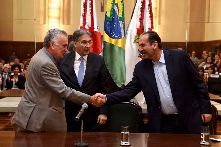 Depois de assumir a Fundação Municipal de Cultura, em posse na sede da Prefeitura de Belo Horizonte, Juca Ferreira, ex-ministro da Cultura nos governos Lula e Dilma, afirmou que uma "das características das dificuldades que nós estamos vivendo no Brasil é que as políticas culturais e as estruturas institucionais estão sendo abandonadas. O abandono disso tem um custo altíssimo que, certamente, depois será retomado pela tomada da democracia. Belo Horizonte tem muita capilaridade no estado inteiro" (Foto: Leonardo Lucena) Depois de assumir a Fundação Municipal de Cultura, em posse na sede da Prefeitura de Belo Horizonte, Juca Ferreira, ex-ministro da Cultura nos governos Lula e Dilma, afirmou que uma "das características das dificuldades que nós estamos vivendo no Brasil é que as políticas culturais e as estruturas institucionais estão sendo abandonadas. O abandono disso tem um custo altíssimo que, certamente, depois será retomado pela tomada da democracia. Belo Horizonte tem muita capilaridade no estado inteiro"