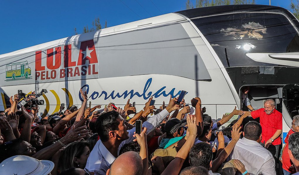 Em mais uma etapa de sua caravana pelo Nordeste, desta vez em Nossa Senhora da Glória, Sergipe, o ex-presidente Luiz Inácio Lula da Silva reagiu indignado à notícia de que o governo Temer pretende vender a participação da União no capital da Eletrobras; "Eu preciso provar para essas pessoas que a gente não tem que vender a Petrobras, a BR Distribuidora, não tem que fechar a indústria naval, vender a Eletrobras, a gente tem é que criar vergonha na cara e trabalhar porque esse país pode ser muito melhor", discursou; Lula reforçou que, "se a justiça deixar" que ele seja candidato, ele vai "ganhar e fazer mais"; petista anunciou ainda que, além do Nordeste, vai viajar por outras regiões do País (Foto: Gisele Federicce) Em mais uma etapa de sua caravana pelo Nordeste, desta vez em Nossa Senhora da Glória, Sergipe, o ex-presidente Luiz Inácio Lula da Silva reagiu indignado à notícia de que o governo Temer pretende vender a participação da União no capital da Eletrobras; "Eu preciso provar para essas pessoas que a gente não tem que vender a Petrobras, a BR Distribuidora, não tem que fechar a indústria naval, vender a Eletrobras, a gente tem é que criar vergonha na cara e trabalhar porque esse país pode ser muito melhor", discursou; Lula reforçou que, "se a justiça deixar" que ele seja candidato, ele vai "ganhar e fazer mais"; petista anunciou ainda que, além do Nordeste, vai viajar por outras regiões do País
