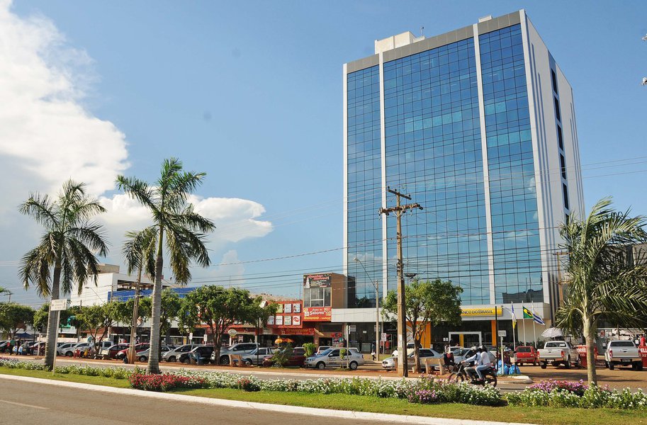 O Tribunal de Contas do Estado (TCE) expediu despacho para cobrar da Prefeitura de Palmas documentos sobre a obra da Praça dos Povos Indígenas e da revitalização da orla; segundo o órgão, o Executivo não alimentou o Sistema Integrado de Controle e Auditoria Pública (SICAP) com informações acerca dos projetos ou fez de forma insuficiente; o tribunal citou que o fato de a Prefeitura de Palmas ter alimentado o Sistema Integrado de Controle e Auditoria Pública sobre o procedimento licitatório para aquisição de concreto betuminoso usinado a quente (CBUQ), mas mencionou a falta de alguns dados (Foto: Leonardo Lucena) O Tribunal de Contas do Estado (TCE) expediu despacho para cobrar da Prefeitura de Palmas documentos sobre a obra da Praça dos Povos Indígenas e da revitalização da orla; segundo o órgão, o Executivo não alimentou o Sistema Integrado de Controle e Auditoria Pública (SICAP) com informações acerca dos projetos ou fez de forma insuficiente; o tribunal citou que o fato de a Prefeitura de Palmas ter alimentado o Sistema Integrado de Controle e Auditoria Pública sobre o procedimento licitatório para aquisição de concreto betuminoso usinado a quente (CBUQ), mas mencionou a falta de alguns dados
