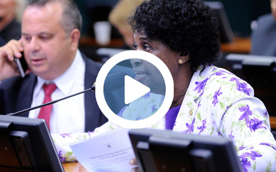 Depois de ouvir ataques gratuitos do deputado Eduardo Bolsonaro contra os parlamentares que entraram com ação na PGR contra seu pai, Jair Bolsonaro, por racismo, a deputada Benedita da Silva (PT-RJ) respondeu na tribuna sobre um processo contra seus filhos, que corre há sete anos; "Eles nunca conseguiram provar", afirmou; em seguida, a deputada lembrou que Bolsonaro "é racista, sim", e por isso virou alvo de ação no Ministério Público (Foto: Gisele Federicce) Depois de ouvir ataques gratuitos do deputado Eduardo Bolsonaro contra os parlamentares que entraram com ação na PGR contra seu pai, Jair Bolsonaro, por racismo, a deputada Benedita da Silva (PT-RJ) respondeu na tribuna sobre um processo contra seus filhos, que corre há sete anos; "Eles nunca conseguiram provar", afirmou; em seguida, a deputada lembrou que Bolsonaro "é racista, sim", e por isso virou alvo de ação no Ministério Público