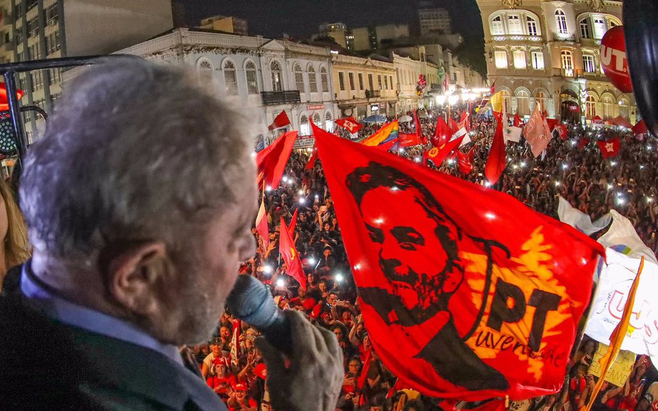 "O resgate da democracia, mediante eleições diretas, democrática e livres já não é apenas a única solução para a crise. É a única via para superar a barbárie em que jogam o país e a todos os brasileiros", avalia o sociólogo Emir Sader, para quem "a recuperação da democracia" também "já não é somente o resgate de um sistema político"; ele afirma ainda que "o retorno do Lula à presidência do Brasil representa não apenas a volta da democracia, do desenvolvimento econômico com distribuição de renda, o reconhecimento do direito de todos a uma vida digna, mas também a luta contra a barbárie, contra a selvageria que tentar impor como forma de vida para todos. Representa o apelo às soluções coletivas, à organização, à educação e à saúde publica" (Foto: Emir Sader) "O resgate da democracia, mediante eleições diretas, democrática e livres já não é apenas a única solução para a crise. É a única via para superar a barbárie em que jogam o país e a todos os brasileiros", avalia o sociólogo Emir Sader, para quem "a recuperação da democracia" também "já não é somente o resgate de um sistema político"; ele afirma ainda que "o retorno do Lula à presidência do Brasil representa não apenas a volta da democracia, do desenvolvimento econômico com distribuição de renda, o reconhecimento do direito de todos a uma vida digna, mas também a luta contra a barbárie, contra a selvageria que tentar impor como forma de vida para todos. Representa o apelo às soluções coletivas, à organização, à educação e à saúde publica"