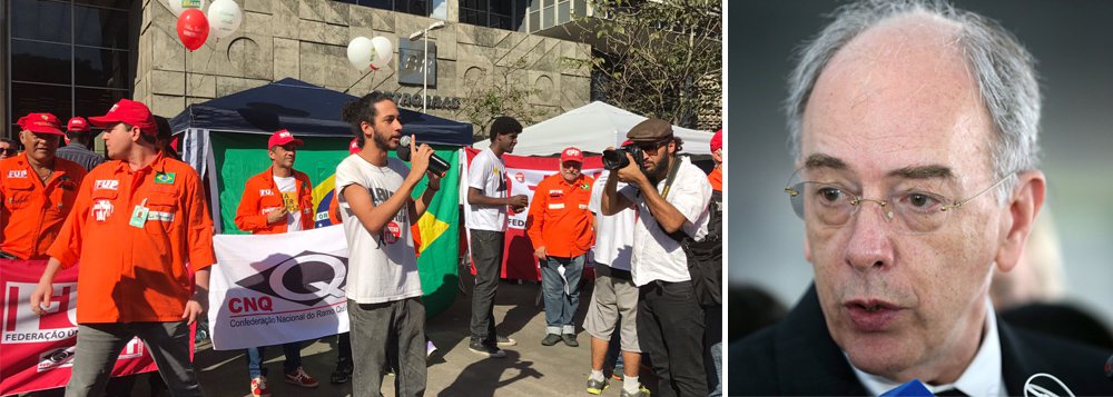 Federação Única dos Petroleiros (FUP) ingressou nesta quarta-feira, 25, com Ação Civil Pública no TRF2 cobrando a suspensão das 2ª e 3ª rodadas de licitações de campos do pré-sal, que a Agência Nacional do Petróleo (ANP) realizará na sexta-feira, 27; petroleiros questionam a legitimidade dos leilões, que, além de atentarem contra a soberania nacional, causam prejuízos notórios ao Estado brasileiro, principalmente, em função dos preços vis com que estão sendo ofertadas áreas exploratórias extremamente estratégicas e de altíssima viabilidade econômica; segundo estudo da FUP, pelos oito grandes blocos do pré-sal, que contêm cerca de 12 bilhões de barris de petróleo, multinacionais como Shell, Total, CNOOC e Repsol pagarão apenas R$ 0,01 por litro de petróleo de alta qualidade (Foto: Aquiles Lins) Federação Única dos Petroleiros (FUP) ingressou nesta quarta-feira, 25, com Ação Civil Pública no TRF2 cobrando a suspensão das 2ª e 3ª rodadas de licitações de campos do pré-sal, que a Agência Nacional do Petróleo (ANP) realizará na sexta-feira, 27; petroleiros questionam a legitimidade dos leilões, que, além de atentarem contra a soberania nacional, causam prejuízos notórios ao Estado brasileiro, principalmente, em função dos preços vis com que estão sendo ofertadas áreas exploratórias extremamente estratégicas e de altíssima viabilidade econômica; segundo estudo da FUP, pelos oito grandes blocos do pré-sal, que contêm cerca de 12 bilhões de barris de petróleo, multinacionais como Shell, Total, CNOOC e Repsol pagarão apenas R$ 0,01 por litro de petróleo de alta qualidade