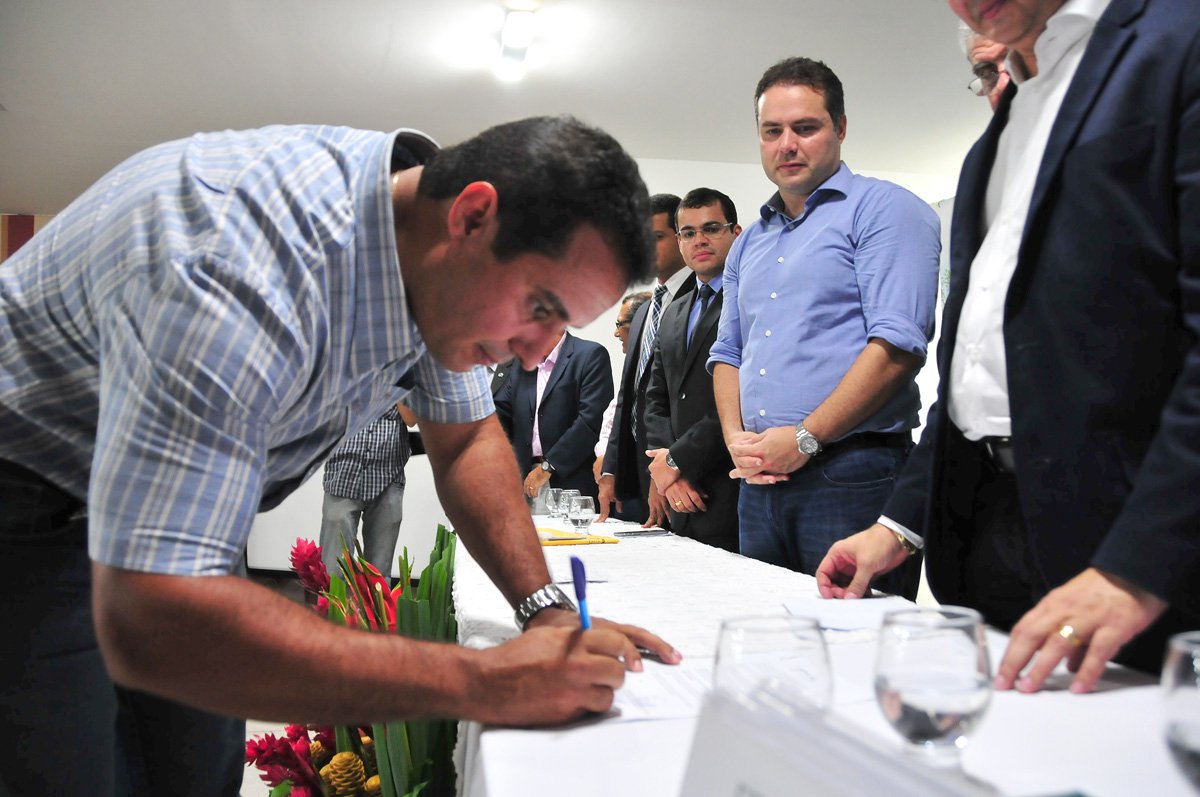 08-03-2016 Assinatura de para contrata��o de Bolsista para EMATER- NC (Foto: Voney Malta) 08-03-2016 Assinatura de para contrata��o de Bolsista para EMATER- NC