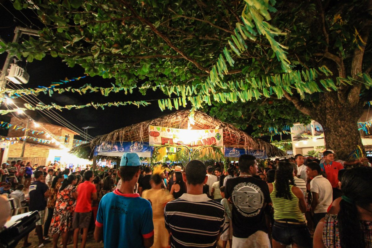 Forrozeiros, cantores, dançarinos e atrizes de Alagoas se reuniram, em Maceió, para protestar contra o fim a da programação de São João na capital; membros do Movimento Cultural de Alagoas (Mova) dizem que o cancelamento da festa foi uma ação autoritária; prefeitura explica que o cancelamento foi uma posição do governo municipal para que todos os recursos existentes sejam investidos na recuperação das áreas atingidas pela enchente (Foto: Voney Malta) Forrozeiros, cantores, dançarinos e atrizes de Alagoas se reuniram, em Maceió, para protestar contra o fim a da programação de São João na capital; membros do Movimento Cultural de Alagoas (Mova) dizem que o cancelamento da festa foi uma ação autoritária; prefeitura explica que o cancelamento foi uma posição do governo municipal para que todos os recursos existentes sejam investidos na recuperação das áreas atingidas pela enchente
