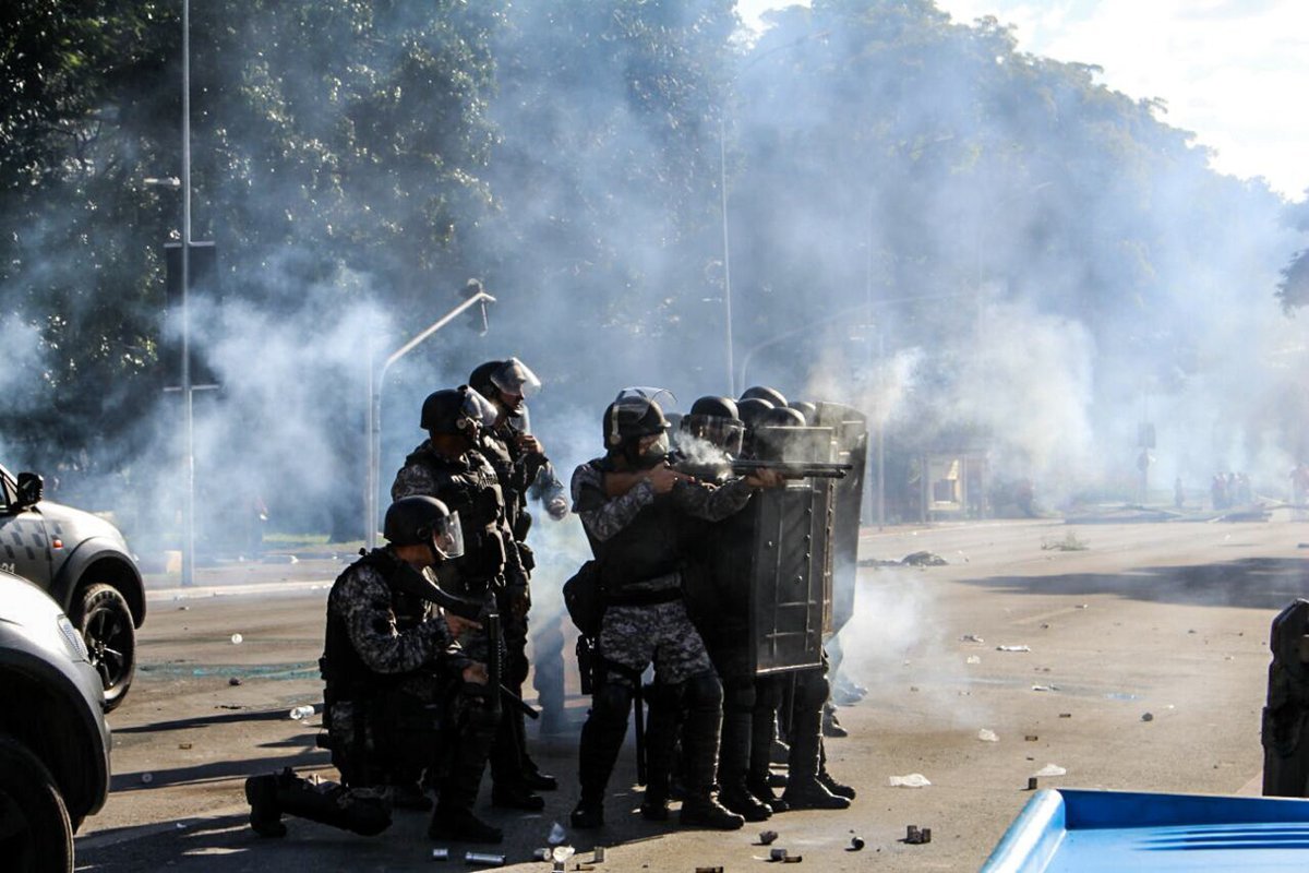 O Ocupa Brasília, deste 24 de maio, vai entrar para a História do Brasil como o dia em que um golpista, sem legitimidade, entrincheirado indevidamente com um covil de bandidos dentro do Palácio do Planalto, convoca as Forças Armadas para protegê-lo (Foto: Chico Vigilante) O Ocupa Brasília, deste 24 de maio, vai entrar para a História do Brasil como o dia em que um golpista, sem legitimidade, entrincheirado indevidamente com um covil de bandidos dentro do Palácio do Planalto, convoca as Forças Armadas para protegê-lo