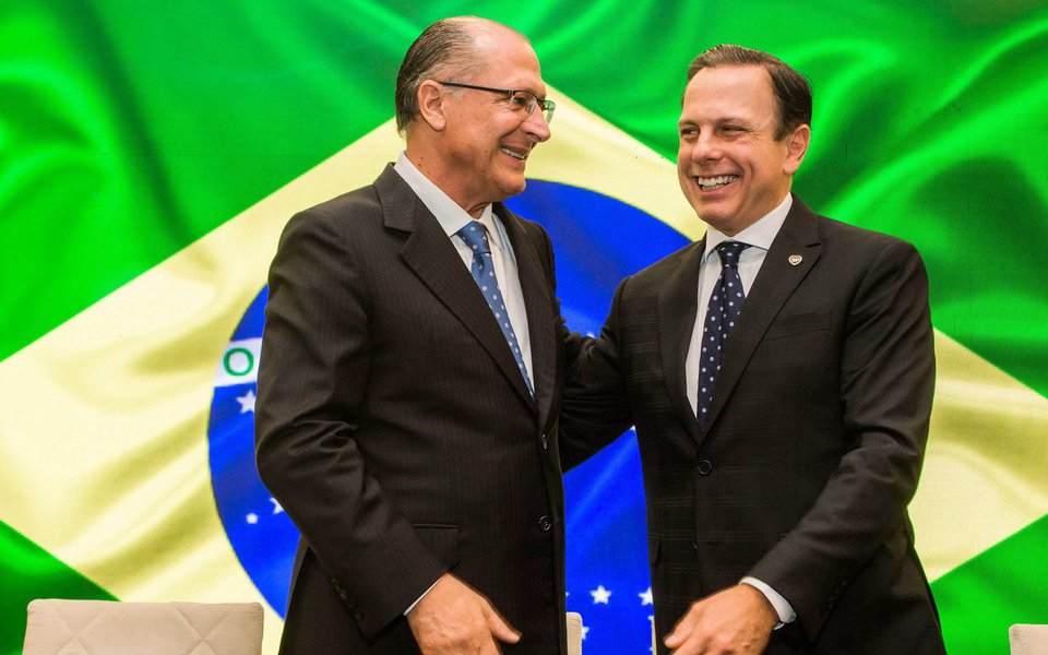 Propaganda partidária do PSDB paulista que será veiculada na próxima semana terá como estrela o governador de São Paulo, Geraldo Alckmin; prefeito, João Doria, que disputa com Alckmin uma indicação para disputar a presidência da República em 2018, aparecerá apenas nas inserções municipais da capital paulista; "Sou amigo do João, mas ele precisa cuidar de São Paulo e esquecer da campanha eleitoral. A cidade está cheia de dificuldades, faltando dinheiro para todo mundo. O administrador de uma cidade do tamanho de um país precisa ficar nela", disse o presidente estadual do PSDB, deputado estadual Pedro Tobias (Foto: Paulo Emílio) Propaganda partidária do PSDB paulista que será veiculada na próxima semana terá como estrela o governador de São Paulo, Geraldo Alckmin; prefeito, João Doria, que disputa com Alckmin uma indicação para disputar a presidência da República em 2018, aparecerá apenas nas inserções municipais da capital paulista; "Sou amigo do João, mas ele precisa cuidar de São Paulo e esquecer da campanha eleitoral. A cidade está cheia de dificuldades, faltando dinheiro para todo mundo. O administrador de uma cidade do tamanho de um país precisa ficar nela", disse o presidente estadual do PSDB, deputado estadual Pedro Tobias