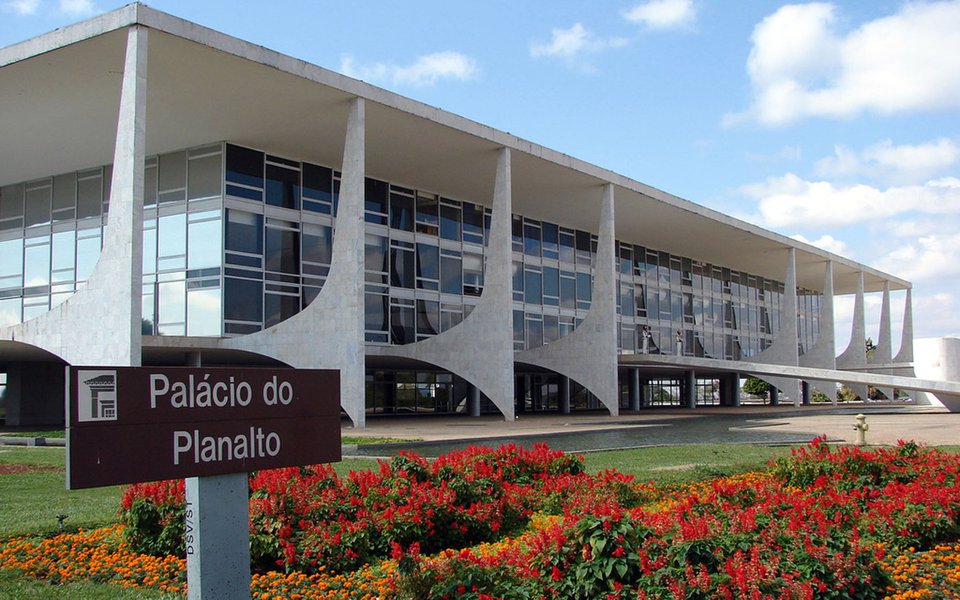 Uma mulher tentou entrar no Palácio do Planalto aos gritos de "Michel Temer eu te amo" e "Não quero morrer antes sem te ver". Ela foi barrada pela segurança posicionada.; mulher, que não foi identificada, passou mal e caiu ao chão, onde ficou por alguns minutos; após ser colocada em uma cadeira de rodas e levada para atendimento médico; ela ainda falou que os paramédicos estavam mentindo; "Vocês estão mentindo. Não vão me levar par encontrar o Temer", disse; incidente aconteceu durante o lançamento do Plano Agrícola e Pecuário 2017/2018 (Foto: Paulo Emílio) Uma mulher tentou entrar no Palácio do Planalto aos gritos de "Michel Temer eu te amo" e "Não quero morrer antes sem te ver". Ela foi barrada pela segurança posicionada.; mulher, que não foi identificada, passou mal e caiu ao chão, onde ficou por alguns minutos; após ser colocada em uma cadeira de rodas e levada para atendimento médico; ela ainda falou que os paramédicos estavam mentindo; "Vocês estão mentindo. Não vão me levar par encontrar o Temer", disse; incidente aconteceu durante o lançamento do Plano Agrícola e Pecuário 2017/2018