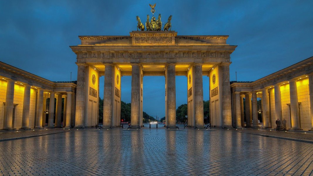 Uma das principais cidades da Europa, Berlim atrai viajantes do mundo todo pelo seu baixo custo em passagens aéreas e hospedagem em seus quase 800 hotéis; pode parecer pouco, mas 5 dias em Berlim são suficientes para conhecer vários pontos turísticos, pois eles estão próximos uns dos outros; confira cinco dicas sobre a capital alemã (Foto: Charles Nisz) Uma das principais cidades da Europa, Berlim atrai viajantes do mundo todo pelo seu baixo custo em passagens aéreas e hospedagem em seus quase 800 hotéis; pode parecer pouco, mas 5 dias em Berlim são suficientes para conhecer vários pontos turísticos, pois eles estão próximos uns dos outros; confira cinco dicas sobre a capital alemã