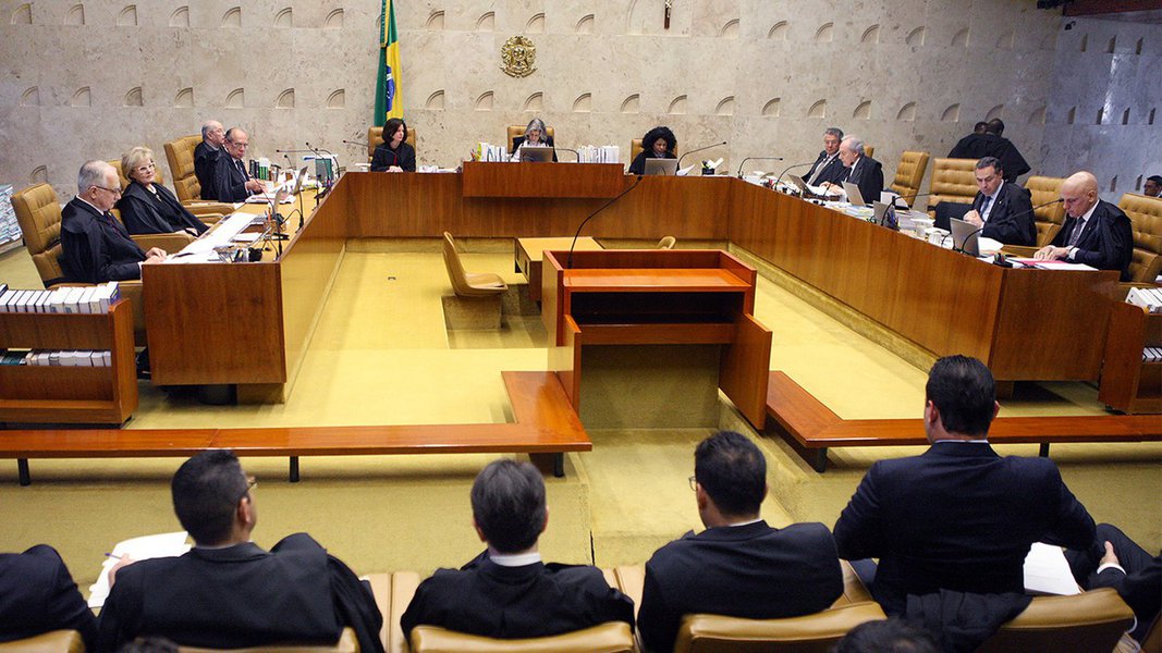 O Supremo Tribunal Federal (STF) decidiu hoje (4) a favor da aplicação retroativa da Lei da Ficha Limpa, norma que entrou em vigor em 2010 para barrar a candidatura de condenados por órgãos colegiados; por 6 votos a 5, a Corte foi favorável à inelegibilidade por oito anos de condenados antes da publicação da lei; entendimento que prevaleceu é no sentido de que é no momento do registro de candidatura na Justiça Eleitoral que se verifica os critérios da elegibilidade do candidato (Foto: Aquiles Lins) O Supremo Tribunal Federal (STF) decidiu hoje (4) a favor da aplicação retroativa da Lei da Ficha Limpa, norma que entrou em vigor em 2010 para barrar a candidatura de condenados por órgãos colegiados; por 6 votos a 5, a Corte foi favorável à inelegibilidade por oito anos de condenados antes da publicação da lei; entendimento que prevaleceu é no sentido de que é no momento do registro de candidatura na Justiça Eleitoral que se verifica os critérios da elegibilidade do candidato