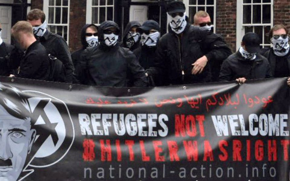Polícia britânica prendeu quatro homens, incluindo soldados em serviço, sob suspeita de participar de um grupo banido de extrema-direita, o Ação Nacional, e de planejar atos terroristas;; organização neonazista se tornou o primeiro grupo de extrema-direita a ser banido no Reino Unido no último ano, depois do assassinato da parlamentar Jo Cox, cuja morte o grupo enalteceu (Foto: Paulo Emílio) Polícia britânica prendeu quatro homens, incluindo soldados em serviço, sob suspeita de participar de um grupo banido de extrema-direita, o Ação Nacional, e de planejar atos terroristas;; organização neonazista se tornou o primeiro grupo de extrema-direita a ser banido no Reino Unido no último ano, depois do assassinato da parlamentar Jo Cox, cuja morte o grupo enalteceu