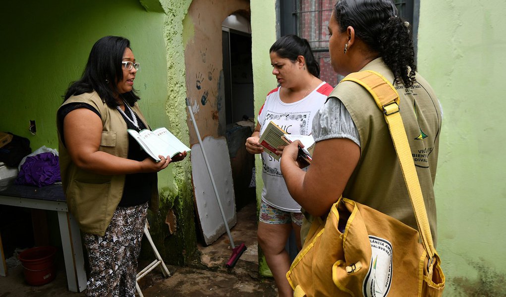 Com o início do período chuvoso e a possibilidade do aumento da incidência do mosquito Aedes aegypti no DF, o governo está reforçando visitas domiciliares de agentes da Secretaria de Saúde, que trabalhará com 501 profissionais em todas as regiões administrativas; além disso, nas próximas semanas será lançada uma nova campanha publicitária em que o foco será o envolvimento da população no combate ao mosquito (Foto: Voney Malta) Com o início do período chuvoso e a possibilidade do aumento da incidência do mosquito Aedes aegypti no DF, o governo está reforçando visitas domiciliares de agentes da Secretaria de Saúde, que trabalhará com 501 profissionais em todas as regiões administrativas; além disso, nas próximas semanas será lançada uma nova campanha publicitária em que o foco será o envolvimento da população no combate ao mosquito