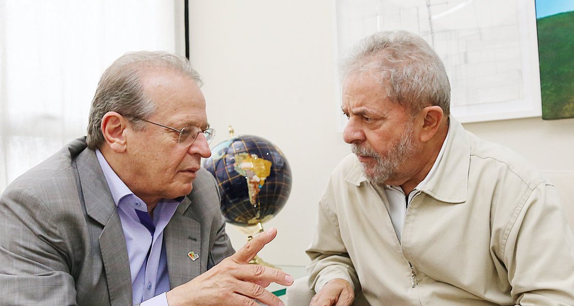 Ex-prefeito de Porto Alegre, ex-governador o Rio Grande do Sul e também ex-ministro da Justiça do governo Lula, Tarso Genro, aos 70 anos, diz que a “militância política é inseparável da busca da felicidade; sobre o futuro do PT, afirma que “nenhum Partido é eterno, nem são comunidades religiosas ou comunidades morais. Os partidos são comunidades políticas, sempre historicamente datadas, validadas para determinados períodos históricos, cuja permanência no cenário político se legitima por ele representar as aspirações de parte da sociedade, grupos, classes, comunidades regionais ou locais” (Foto: Voney Malta) Ex-prefeito de Porto Alegre, ex-governador o Rio Grande do Sul e também ex-ministro da Justiça do governo Lula, Tarso Genro, aos 70 anos, diz que a “militância política é inseparável da busca da felicidade; sobre o futuro do PT, afirma que “nenhum Partido é eterno, nem são comunidades religiosas ou comunidades morais. Os partidos são comunidades políticas, sempre historicamente datadas, validadas para determinados períodos históricos, cuja permanência no cenário político se legitima por ele representar as aspirações de parte da sociedade, grupos, classes, comunidades regionais ou locais”