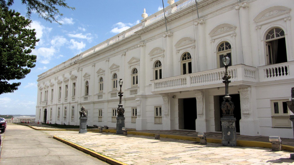 Um estudo divulgado nesta semana pela Federação das Indústrias do Estado do Rio de Janeiro (Firjan) mostra que o Maranhão tem a segunda melhor situação fiscal em todo o Brasil; "Destaque positivo para Maranhão e Tocantins, estados em que os recursos em caixa são suficientes para cobrir as despesas postergadas e ainda resultam em um crédito que supera 60% da RCL (Receita Corrente Líquida)”, afirma o estudo; confira a tabela (Foto: Leonardo Lucena) Um estudo divulgado nesta semana pela Federação das Indústrias do Estado do Rio de Janeiro (Firjan) mostra que o Maranhão tem a segunda melhor situação fiscal em todo o Brasil; "Destaque positivo para Maranhão e Tocantins, estados em que os recursos em caixa são suficientes para cobrir as despesas postergadas e ainda resultam em um crédito que supera 60% da RCL (Receita Corrente Líquida)”, afirma o estudo; confira a tabela