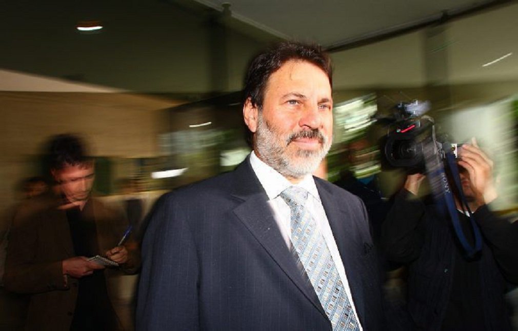 O juiz federal Sergio Moro condenou na manhã desta quinta-feira o ex-tesoureiro do PT Delúbio Soares e os empresários Enivaldo Quadrado e Ronan Maria Pinto a cinco anos de prisão, em regime fechado, pelo crime de lavagem de dinheiro; sentença é referente a um empréstimo realizado em 2004, de R$ 12 milhões, do Banco Schahin ao pecuarista José Carlos Bumlai; empréstimo, porém, seria destinado ao PT, de acordo com a denúncia do Ministério Público Federal (MPF); pagamento do empréstimo teria ocorrido através de um contrato fictício de Bumlai com o banco (Foto: José Barbacena) O juiz federal Sergio Moro condenou na manhã desta quinta-feira o ex-tesoureiro do PT Delúbio Soares e os empresários Enivaldo Quadrado e Ronan Maria Pinto a cinco anos de prisão, em regime fechado, pelo crime de lavagem de dinheiro; sentença é referente a um empréstimo realizado em 2004, de R$ 12 milhões, do Banco Schahin ao pecuarista José Carlos Bumlai; empréstimo, porém, seria destinado ao PT, de acordo com a denúncia do Ministério Público Federal (MPF); pagamento do empréstimo teria ocorrido através de um contrato fictício de Bumlai com o banco